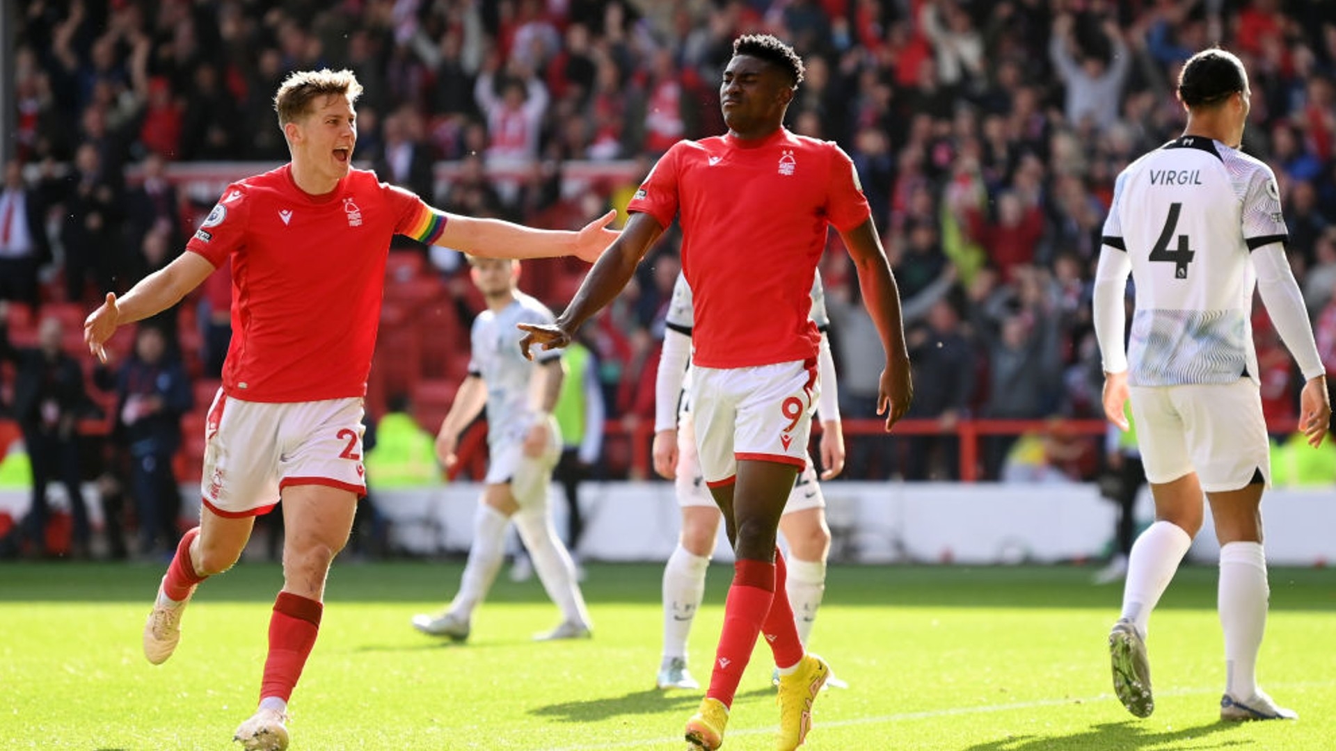 禁区内通过 禁区内通过